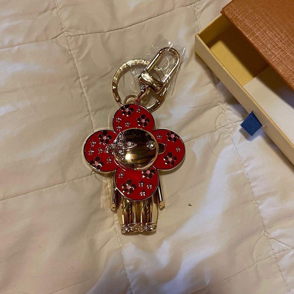 Louis Vuitton Red and Gold vivi bag charm key holder in new condition! - Picture 2 of 7